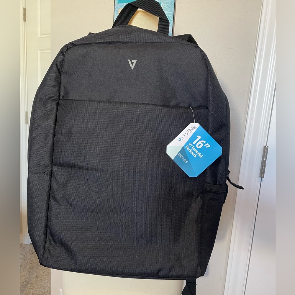 NWT- VSEVEN ESSENTIAL LAPTOP BACKPACK